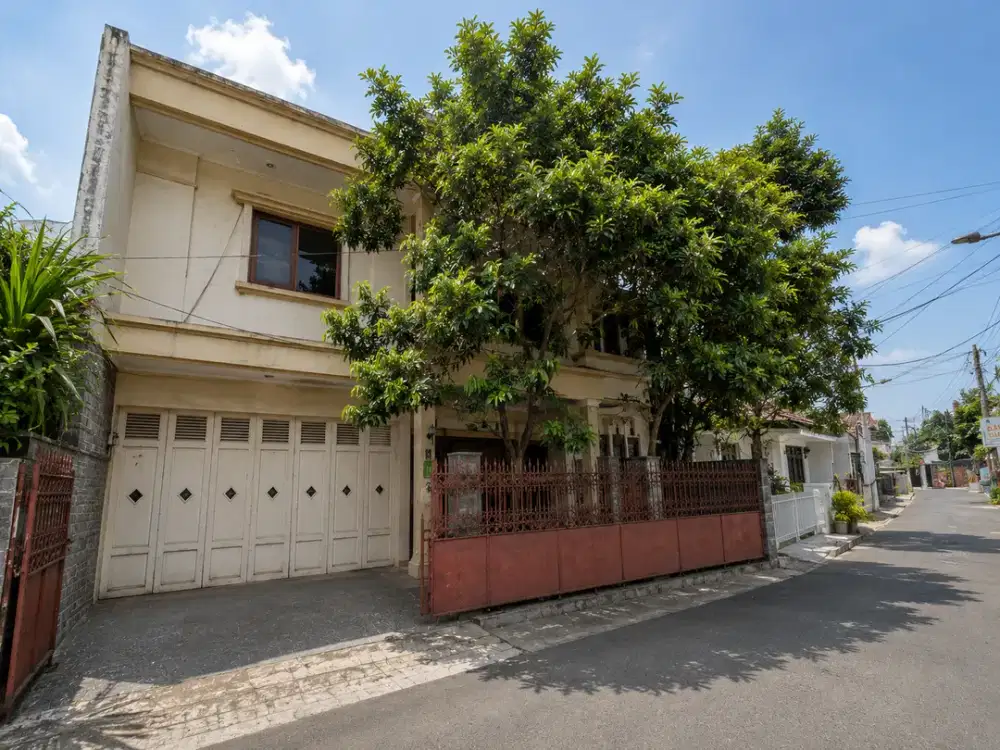 Dijual Rumah Hoek Besar di Antapani Tengah Bandung, 7 KT, LT 195 m²