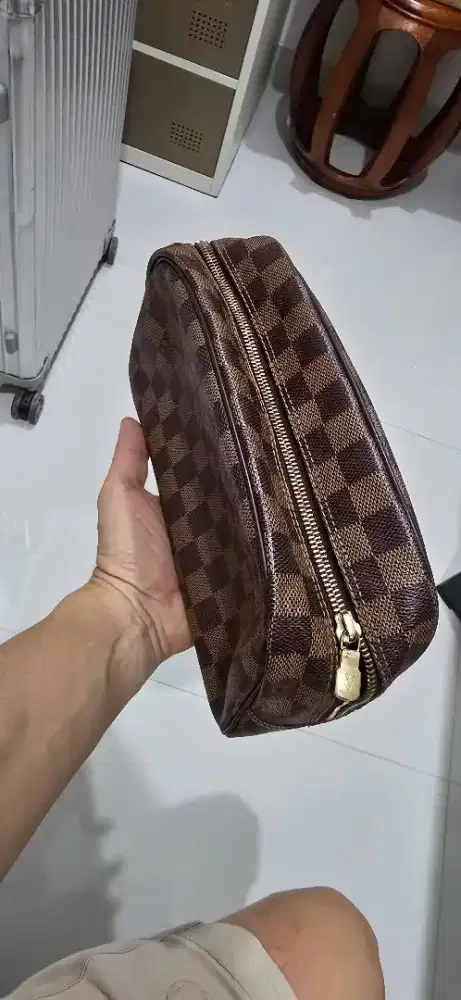 Louis Vuitton Damier pouch pria