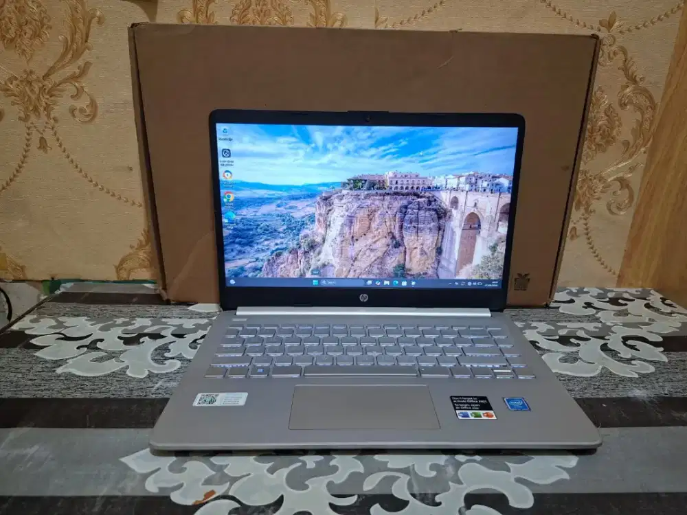 Laptop Hp 14s-dq0xxx Intel Celeron N4120 -SSD 256GB -8GB -MULUS -GRESS
