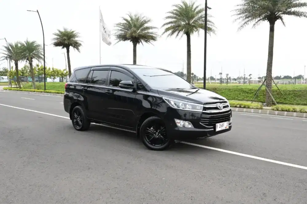 Toyota innova 2.4 V diesel AT black 2019