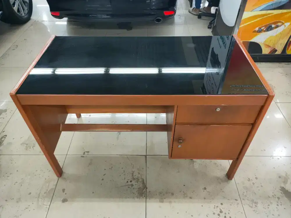 Meja Kantor + Kaca - Panjang 120 / Lebar 60 / Tinggi 75 - Layak Pakai.