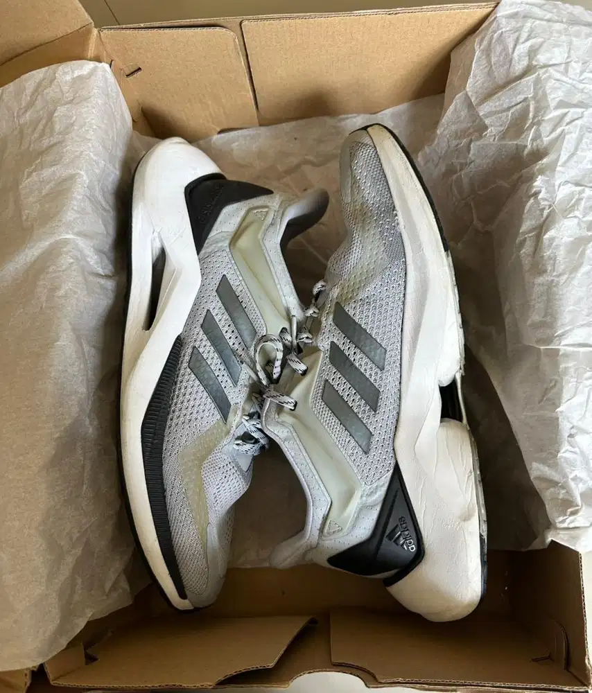 Dijual sepatu lari Adidas original