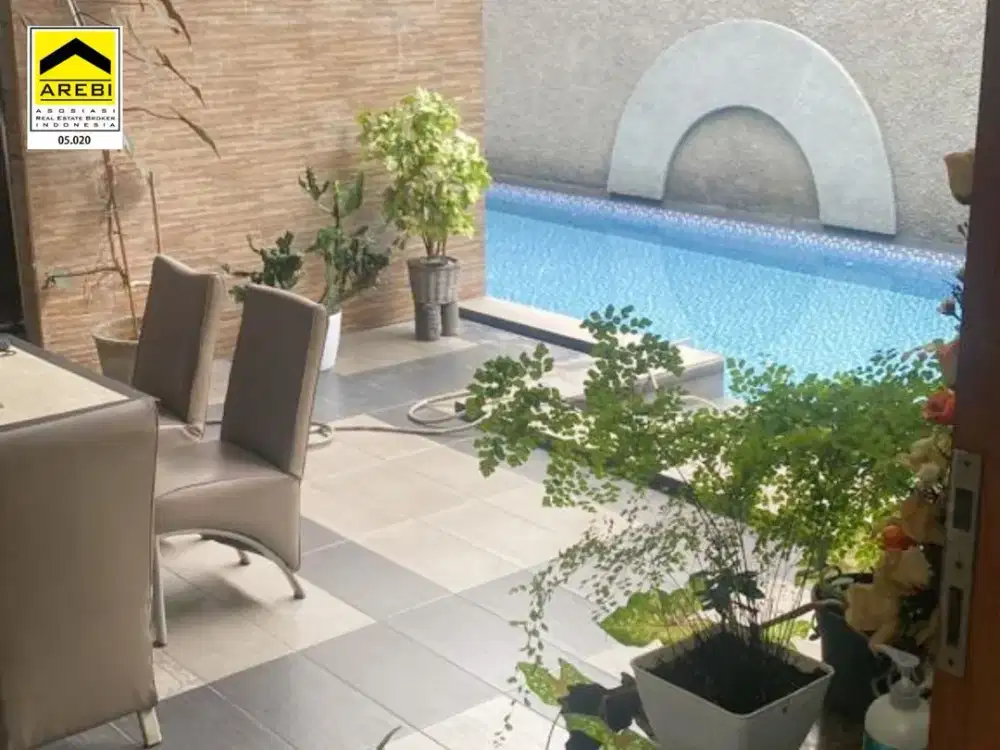 Rumah Mewah Fully Furnished dengan Kolam Renang Pribadi Harga NJOP Di Singgasana Pradana Bandung