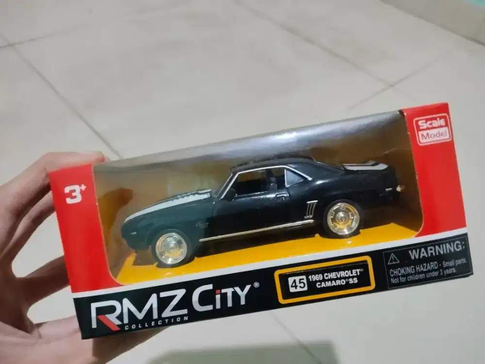 Mainan mobilan diecast