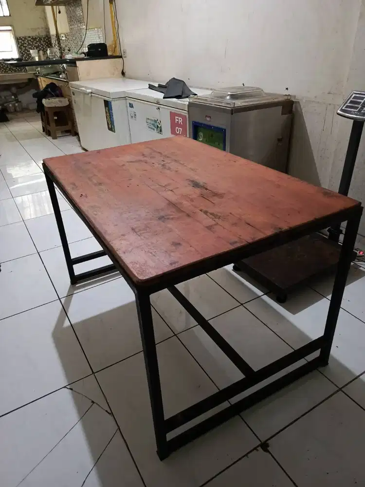 Meja kayu bekas resto