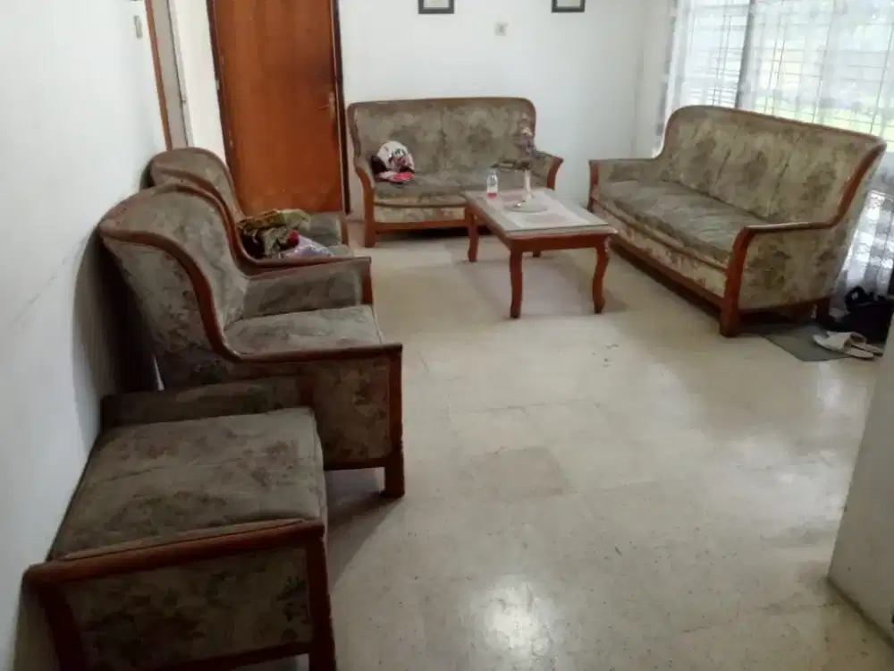 Satu set meja dan kursi ruang tamu