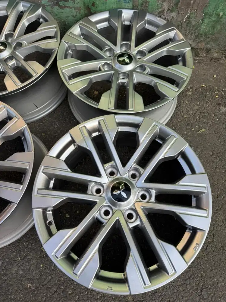 Velg Mitsubishi pajero dakkar R.18 ori