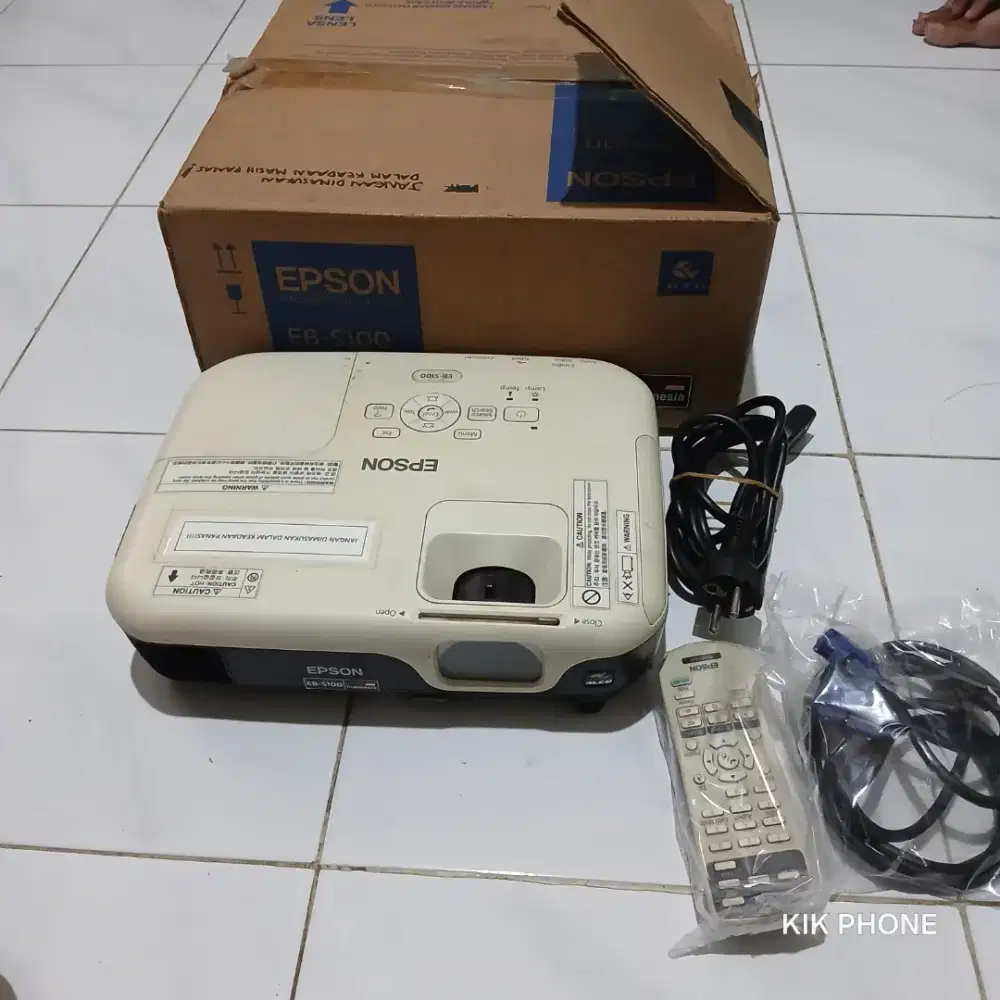 Proyektor Epson EB-S100 Fullset Segel Normal Layar Terang Mulus 95%