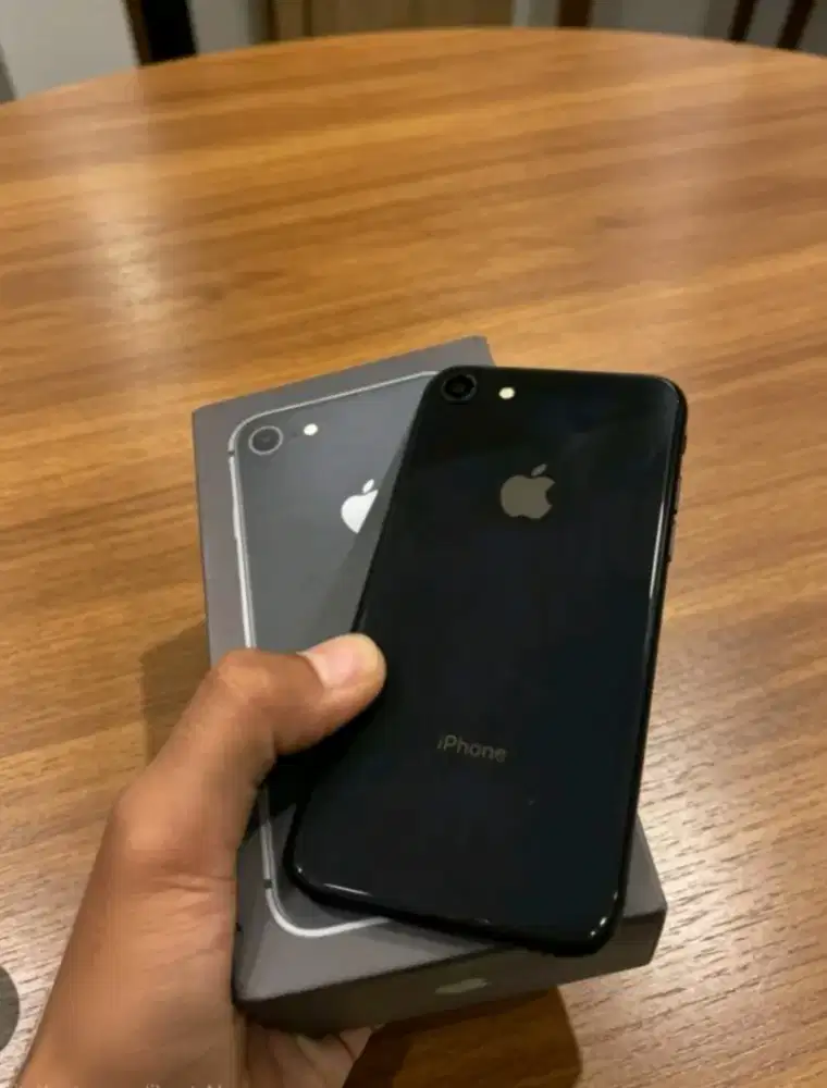 iPhone 8 68GB Hitam