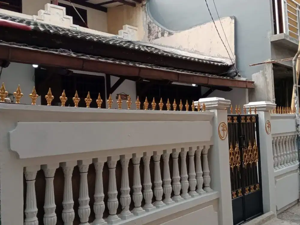 Rumah yang sangat ideal untuk dijadikan tempat Usaha dan Tinggal didukung lokasi yang dekat dengan pusat bisnis