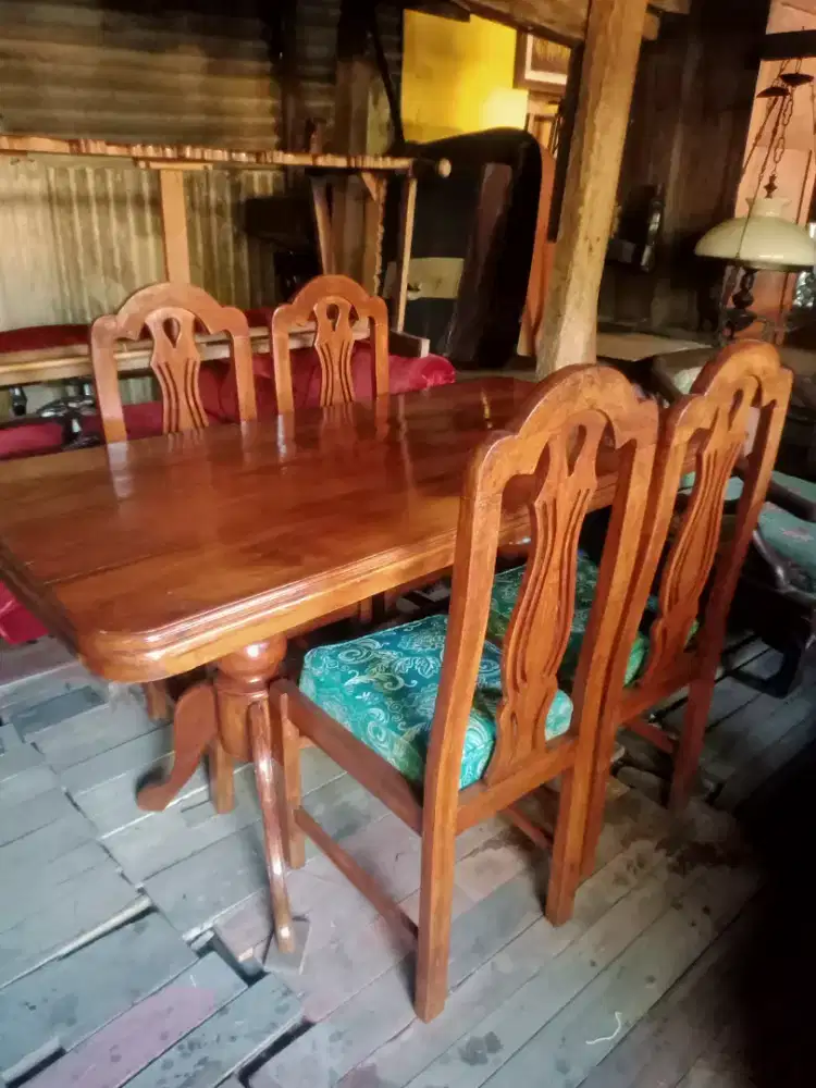 Satu set meja makan minimalis kursi empat