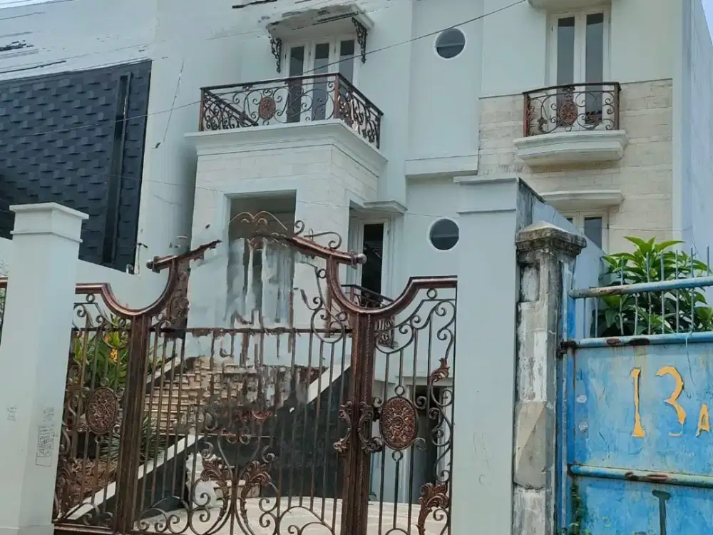 RUMAH MEWAH 3LT DI JL WEDANA OTISTA JAKARTA TIMUR