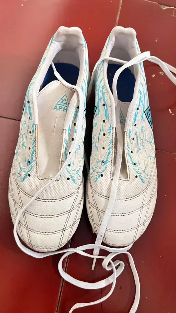 sepatu bola biru putih