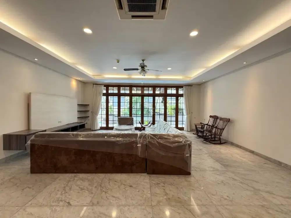 Disewakan Rumah Modern Klasik 2 lantai, Pondok Indah