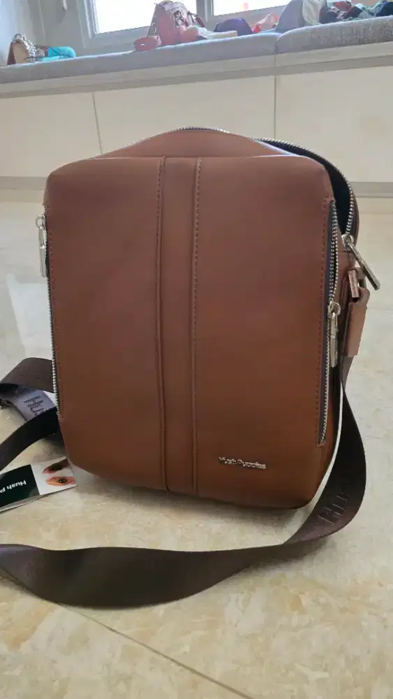Tas Selempang merk Hush Puppies (Baru)