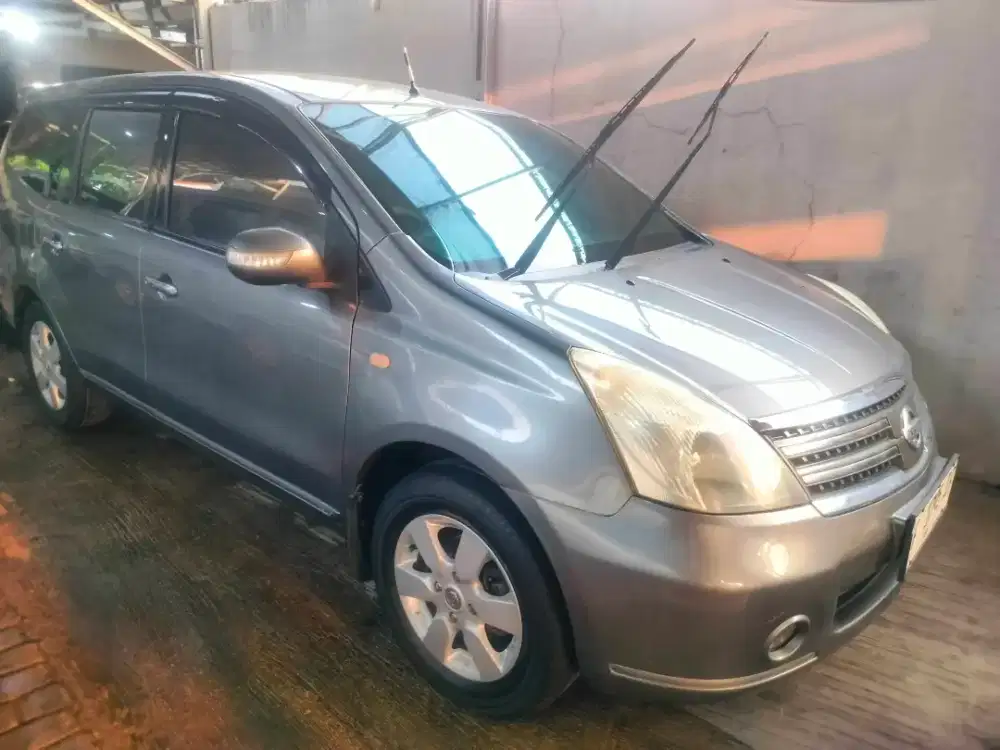 Nissan grand Livina 1.5 ultimate a/t th2010