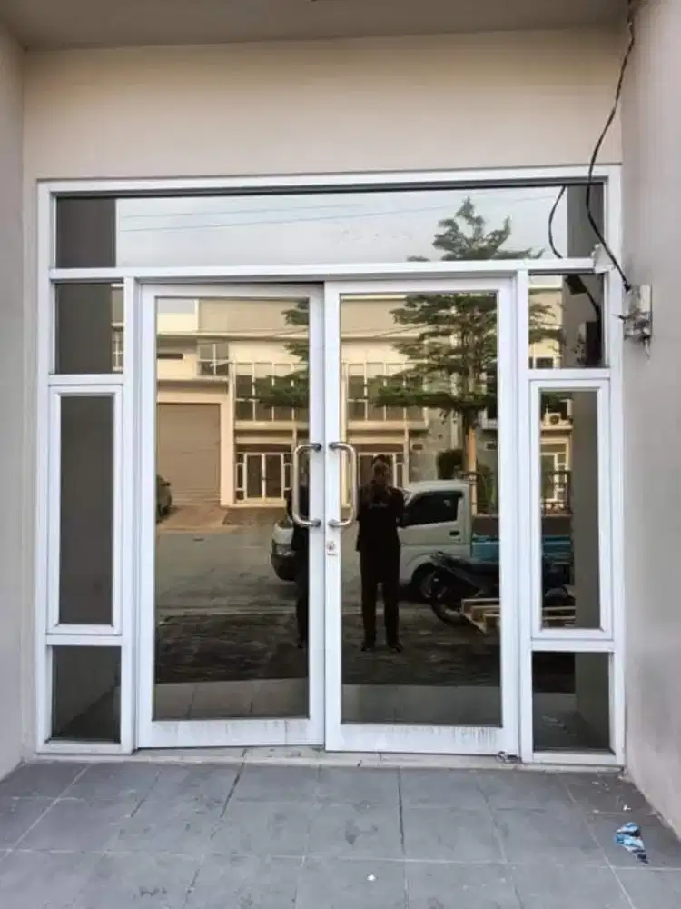 Jasa pasang sticker kaca film Gedung/kantor/ruko/rumah