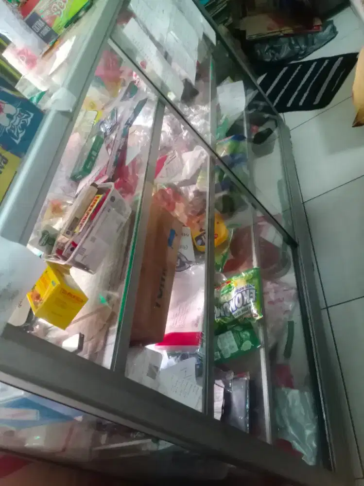 etalase kaca bekas