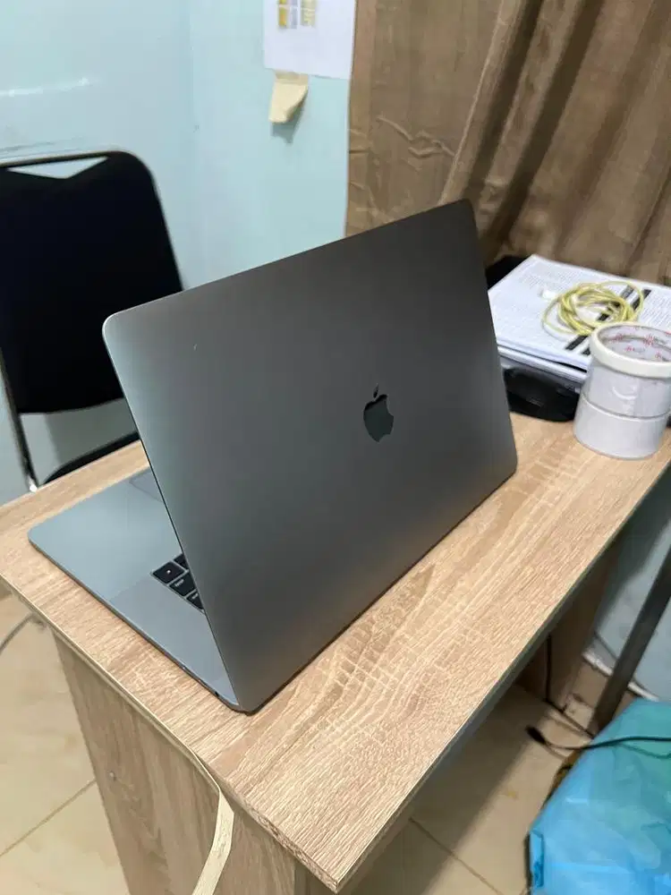 FOR SALE!! Macbook pro 2018 Touchbar 15 inch