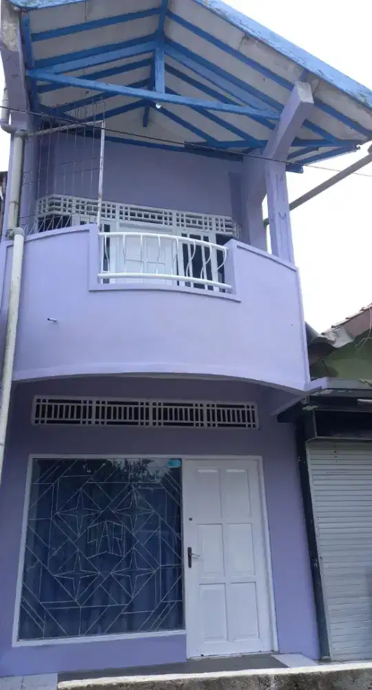 Di sewakan  Rumah 2 lantai.kamar luas.nyaman.