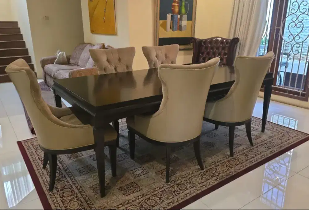 Meja makan bisa ditarik lebih panjang dengan 8 kursi atau bisa 6 kursi