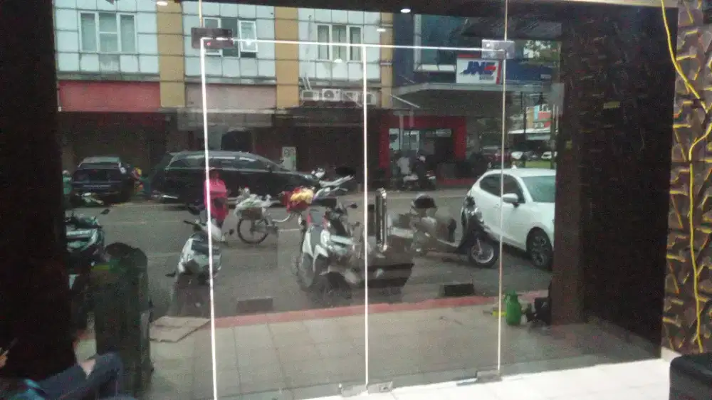 Jasa pasang sticker kaca film gedung kantor rumah ruko