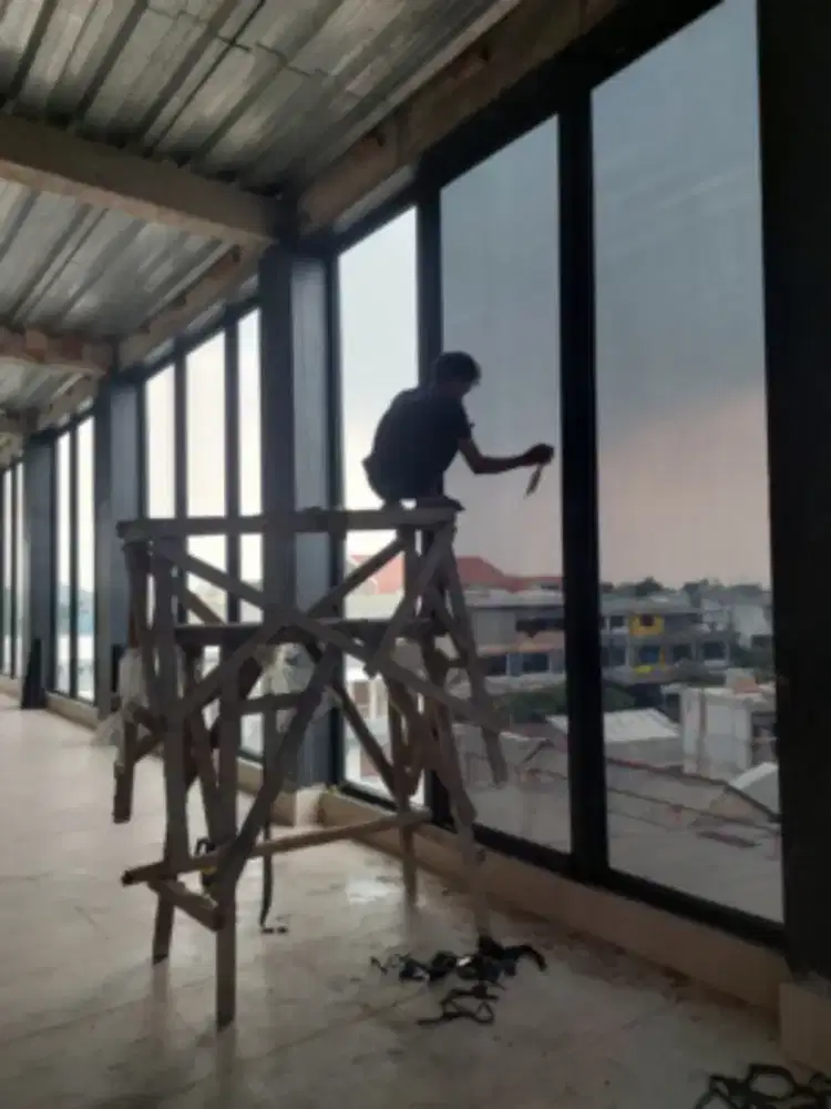 Jasa pasang sticker kaca film gedung kantor rumah ruko