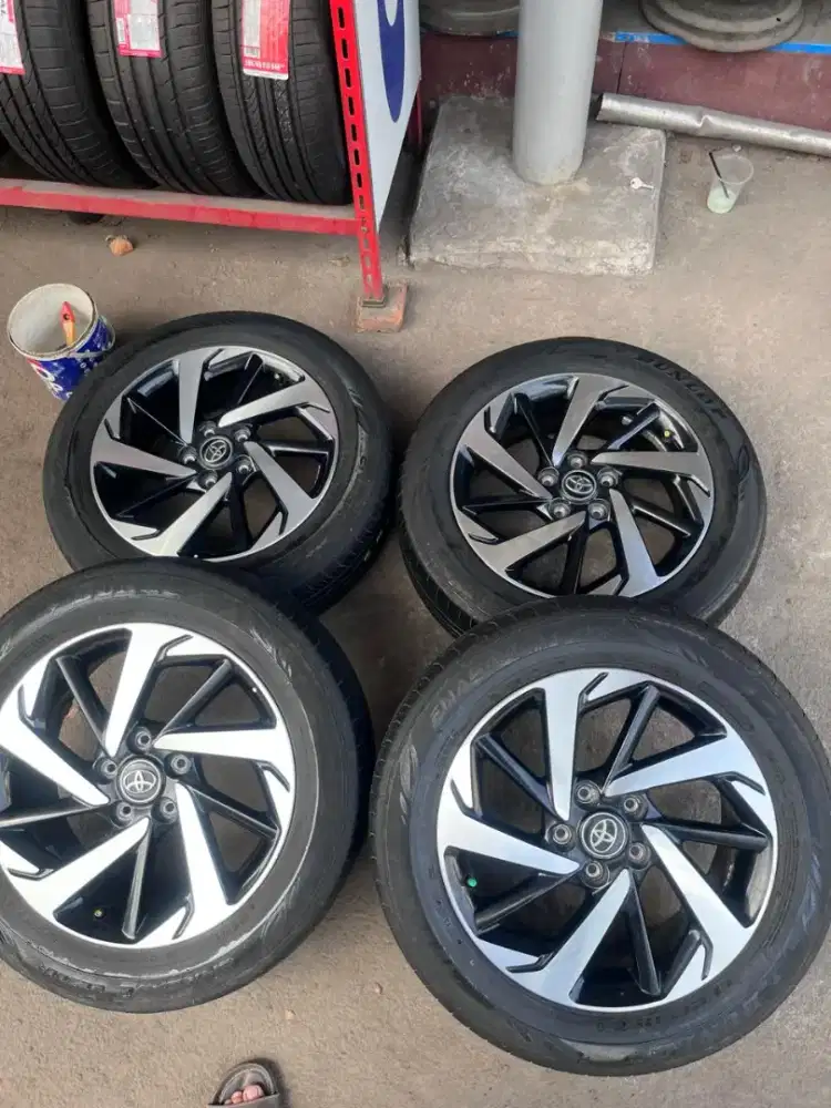 Velg original Toyota Rush ring 18 pcd 5x114,3 ban 215/60 R17