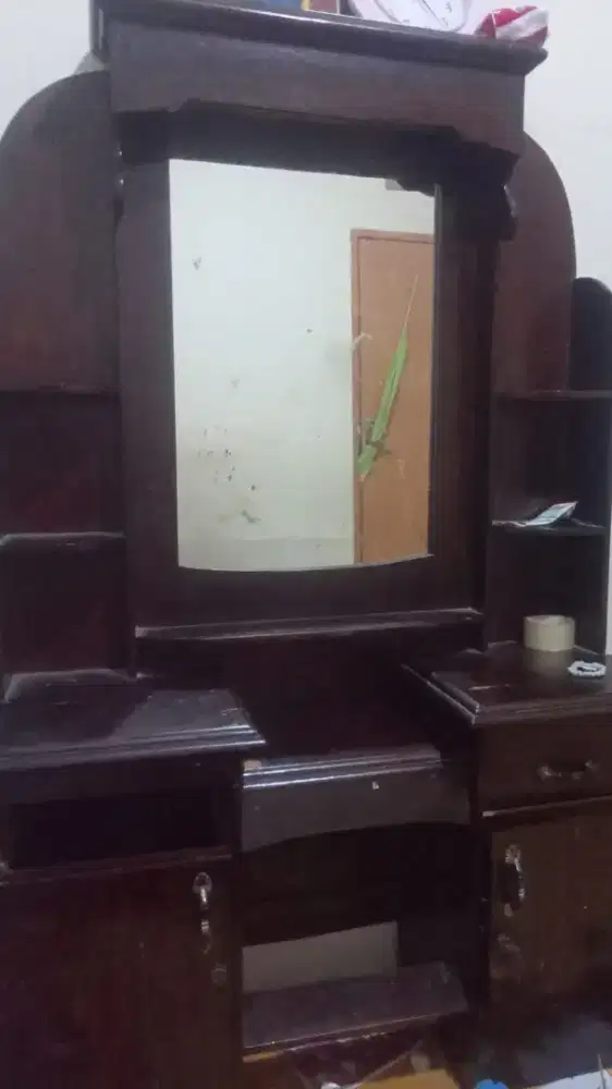 Meja Rias Kaca dan Laci