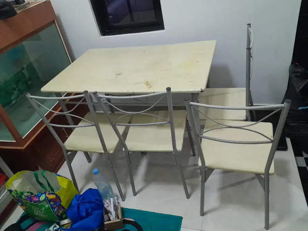 Meja makan dan 4kursi