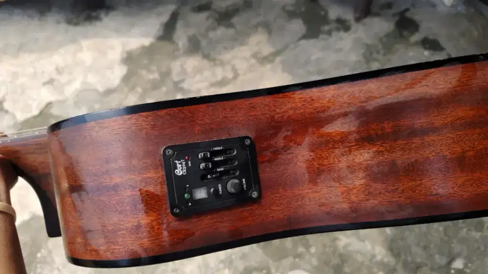 Gitar akustikn Cort