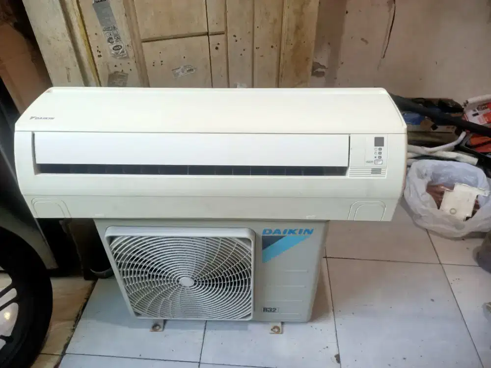 Jual ac daikin r 32 lowatt 3/4 pk  600 watt kondisi 95% ori semua