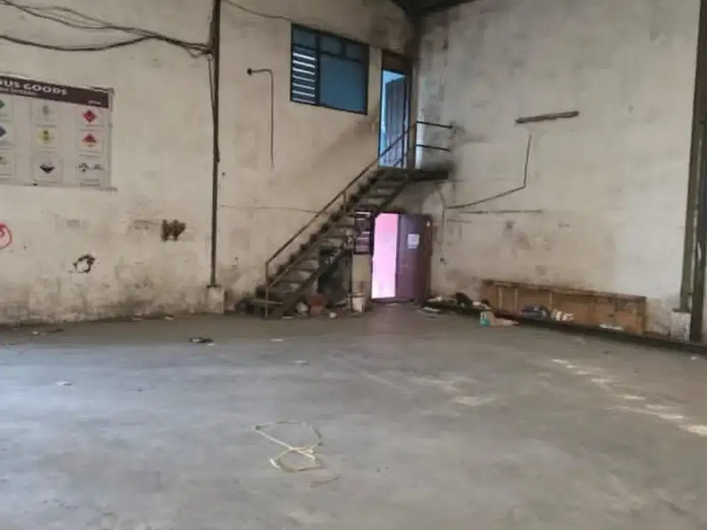 DISEWAKAN GUDANG MANUKAN WETAN