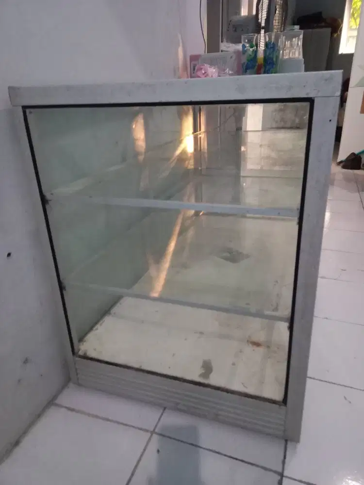 Etalase aluminium bekas