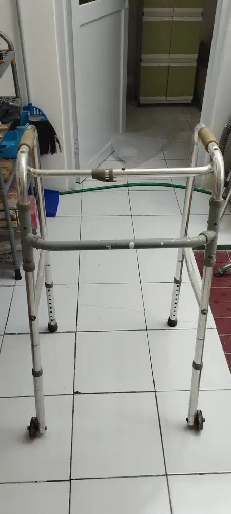 ALAT BANTU JALAN WALKER ALUMINIUM