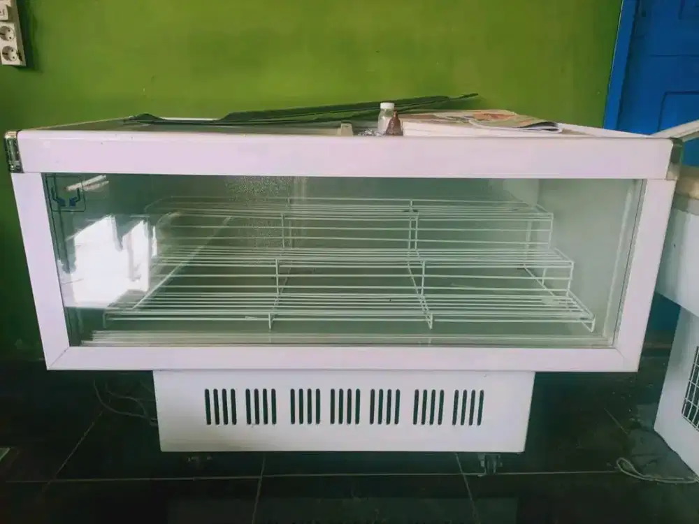 Showcase chiller GEA 300L fungsi normal dingin, jual cepet aja
