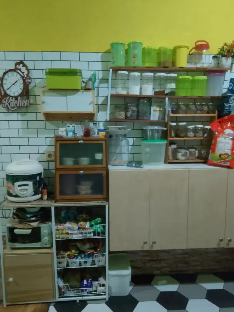 Paketin aja semua, kitchen set berikut tempat atau toples² bumbu