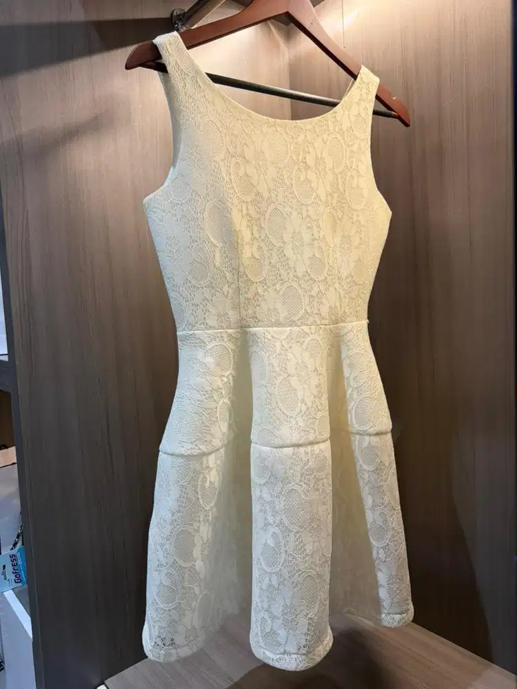 Dress White pesta
