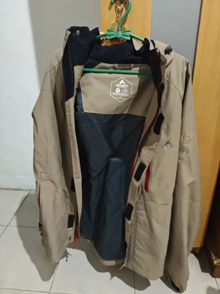 Preloved Jaket Gunung Eiger
