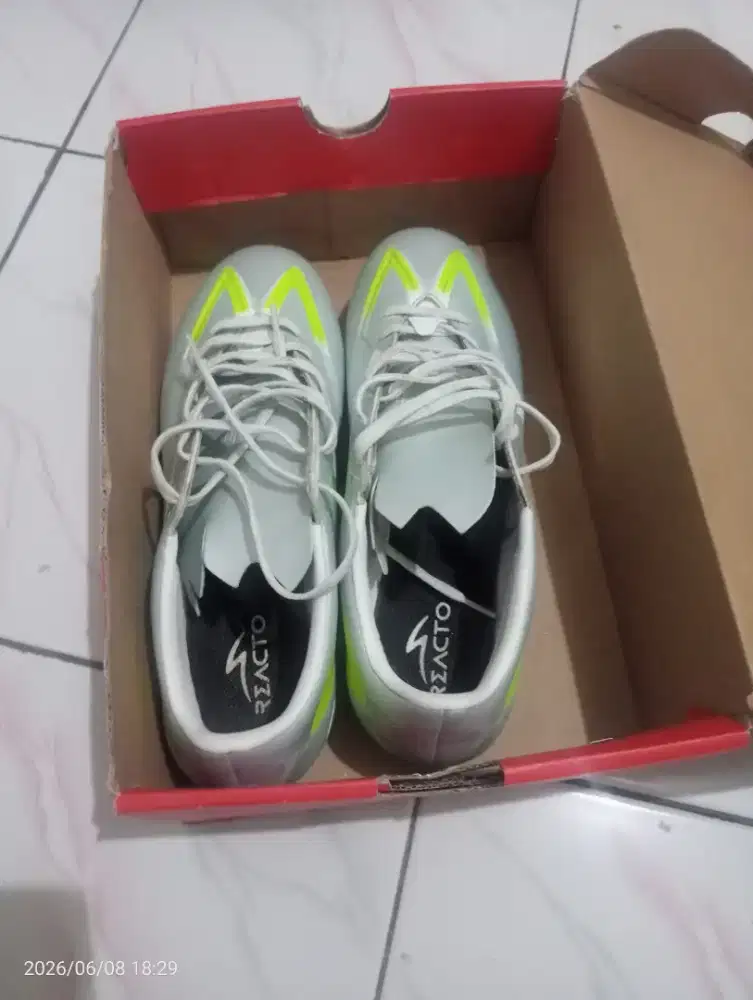 Sepatu bola specs