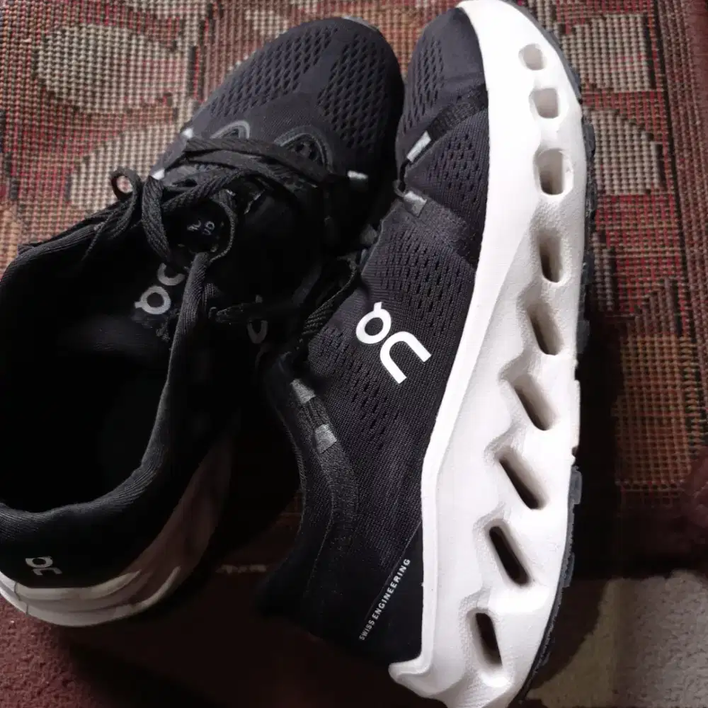 Sepatu OC ( OnCloude Hitam )