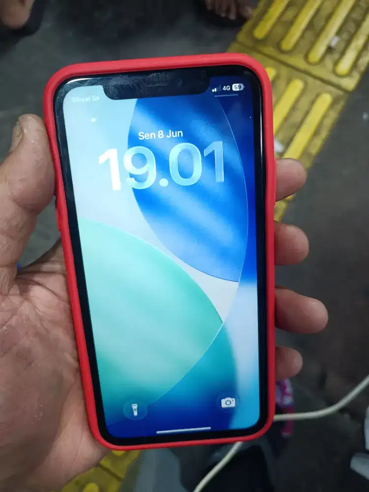 Iphone 11. 64 gb intrr