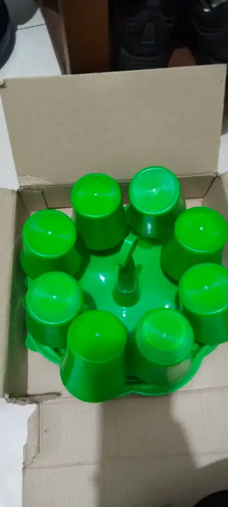 Gelas plastik dan tatakan