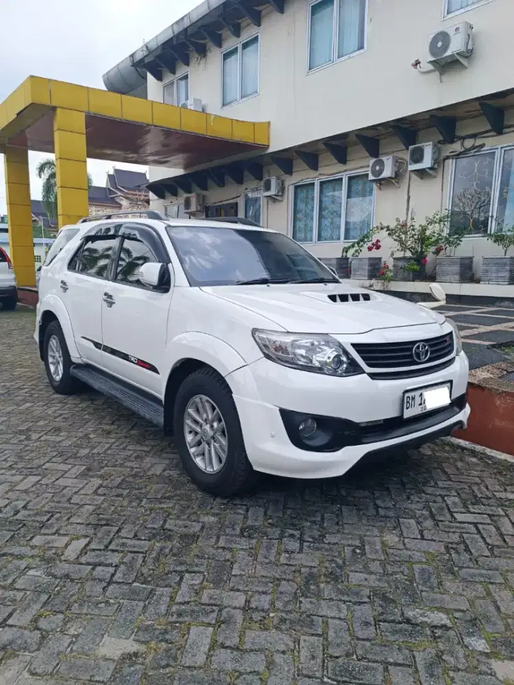 Mobil Fortuner TRD VNT
Manual 2013