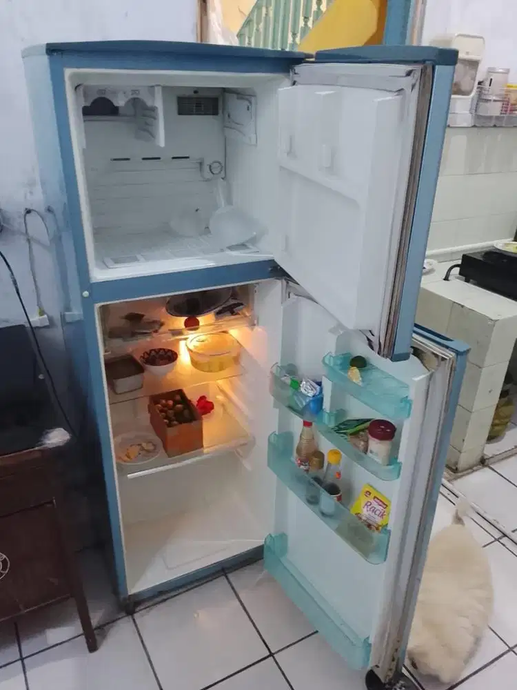 Kulkas 2 pintu polytron bekas sudah no frost gada salju