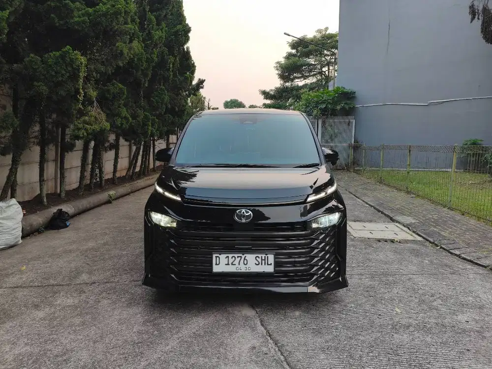 Toyota Voxy 2.0 AT 2023 hitam