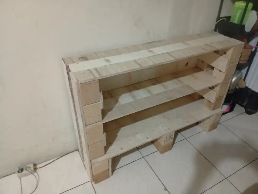 Meja rak tiga susun