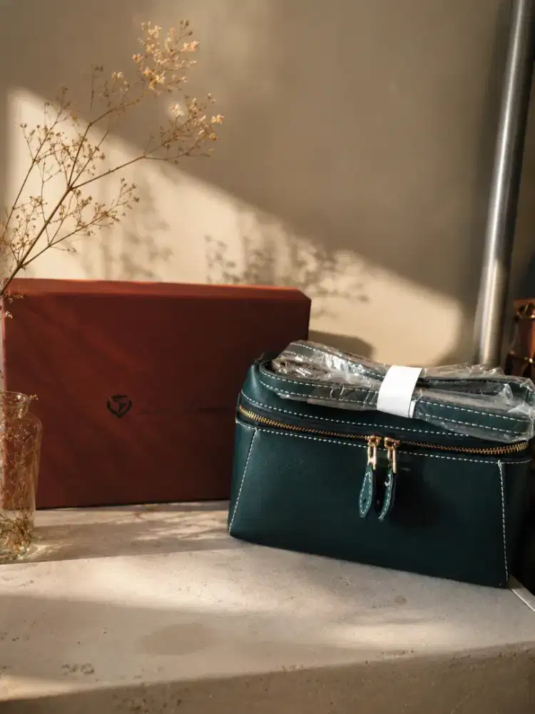 Luna lumen Sling bag emerald green