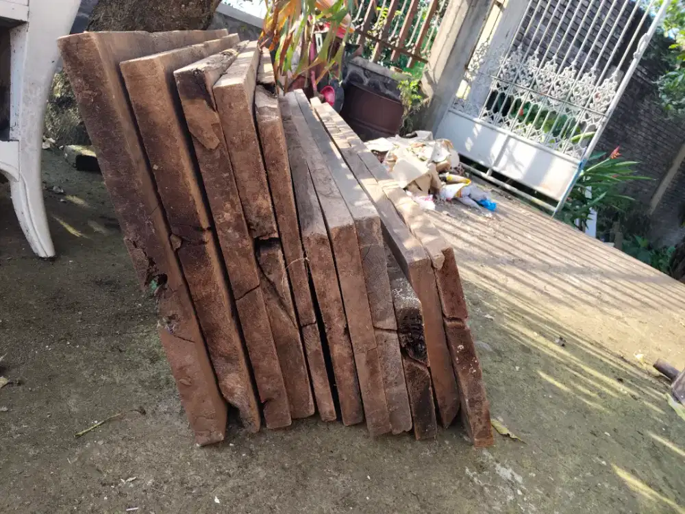 Papan kayu jati lawas