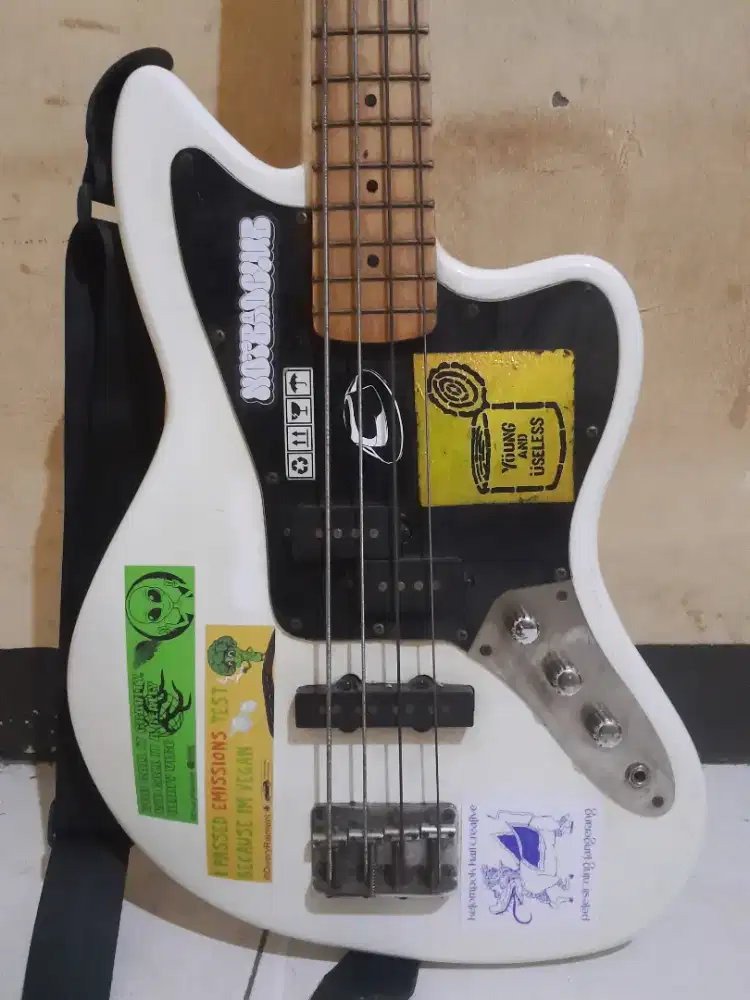 Bass fender jaguar squire
